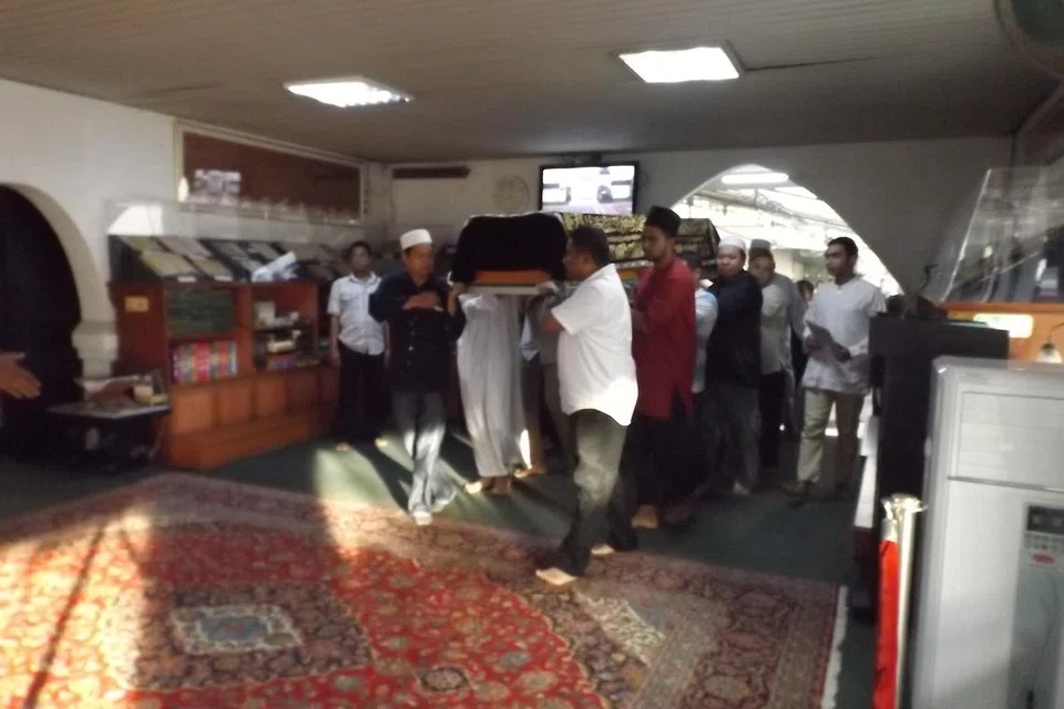 Jenazah Allahyarham Ameer Ryyan diusung ke ruang masjid pada 8 Jun 2015.