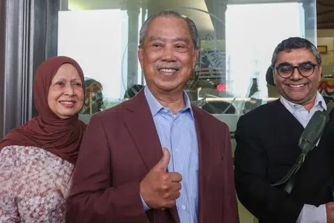 Mantan Perdana Menteri Malaysia, Tan Sri Muhyiddin Yassin (tengah) bersama isterinya, Puan Sri Noorainee Abdul Rahman, ketika hadir di Mahkamah Kuala Lumpur, pada 15 September.