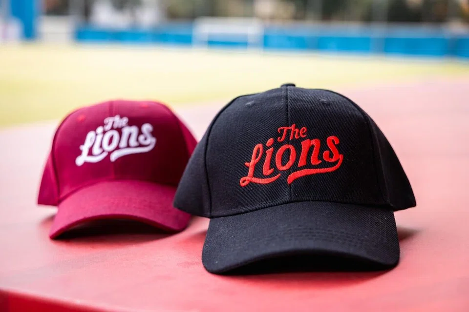 Penyokong digalakkan untuk menyokong pemain Singa dengan menyertai perlawanan Roar Challenge di TikTok, di mana tiga pemenang akan membawa pulang sepasang tiket perlawanan. Pamerkan semangat Singa anda dengan memiliki dua topi menarik ini!