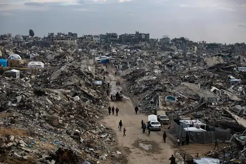 Penduduk Palestin di bandar Beit Lahia, yang telah musnah di utara Gaza, meneruskan kehidupan meskipun dalam serba kekurangan dalam bulan Ramadan.