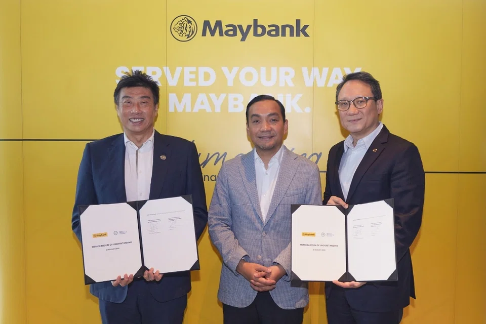 Presiden Persekutuan Perkilangan Singapura (SMF), Encik Lennon Tan (kiri), memeterai Memorandum Persefahaman (MOU) dengan Ketua Pegawai Eksekutif (CEO) Negara Maybank Singapura, Encik Alvin Lee (kanan), dengan disaksikan oleh Menteri Besar Johor, Datuk Onn Hafiz Ghazi (tengah), pada 21 Ogos.