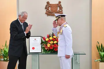DIBERI ANUGERAH: Panglima Tentera Laut Diraja Thai (RTN), Laksamana (ADM) Cherngchai Chomcherngpat (kanan), disampaikan Pingat Jasa Gemilang (Tentera) oleh Menteri Pertahanan, Dr Ng Eng Hen di Kementerian Pertahanan (Mindef).