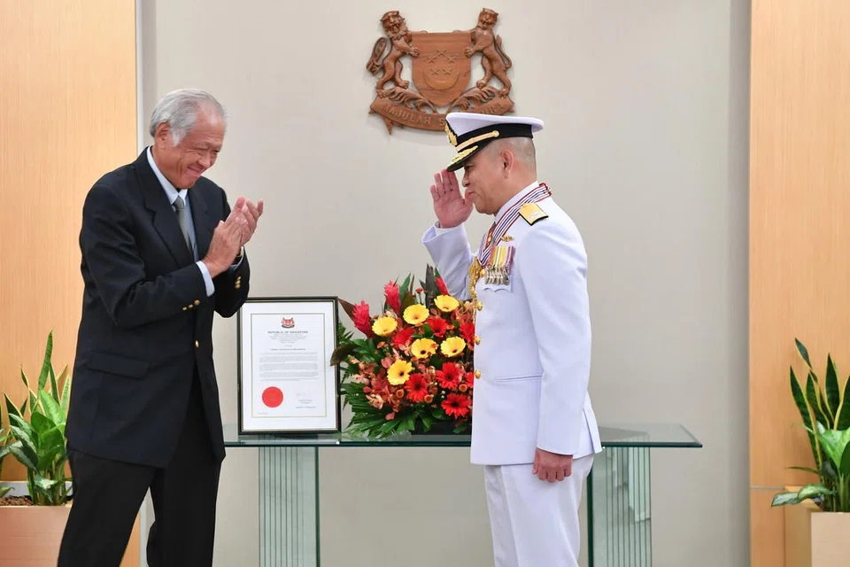 DIBERI ANUGERAH: Panglima Tentera Laut Diraja Thai (RTN), Laksamana (ADM) Cherngchai Chomcherngpat (kanan), disampaikan Pingat Jasa Gemilang (Tentera) oleh Menteri Pertahanan, Dr Ng Eng Hen di Kementerian Pertahanan (Mindef).