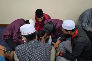 BERI BUAH FIKIRAN: Jasser Abdul Rahim Jaiyulabudeen (bersongkok hitam) dan rakan-rakan dalam kumpulannya berbincang dalam sesi bengkel berlandaskan senario sebagai sebahagian daripada program anjuran Dadah Itu Haram dan Persatuan Perkhidmatan Sosial India Muslim di Masjid An-Nahdhah.