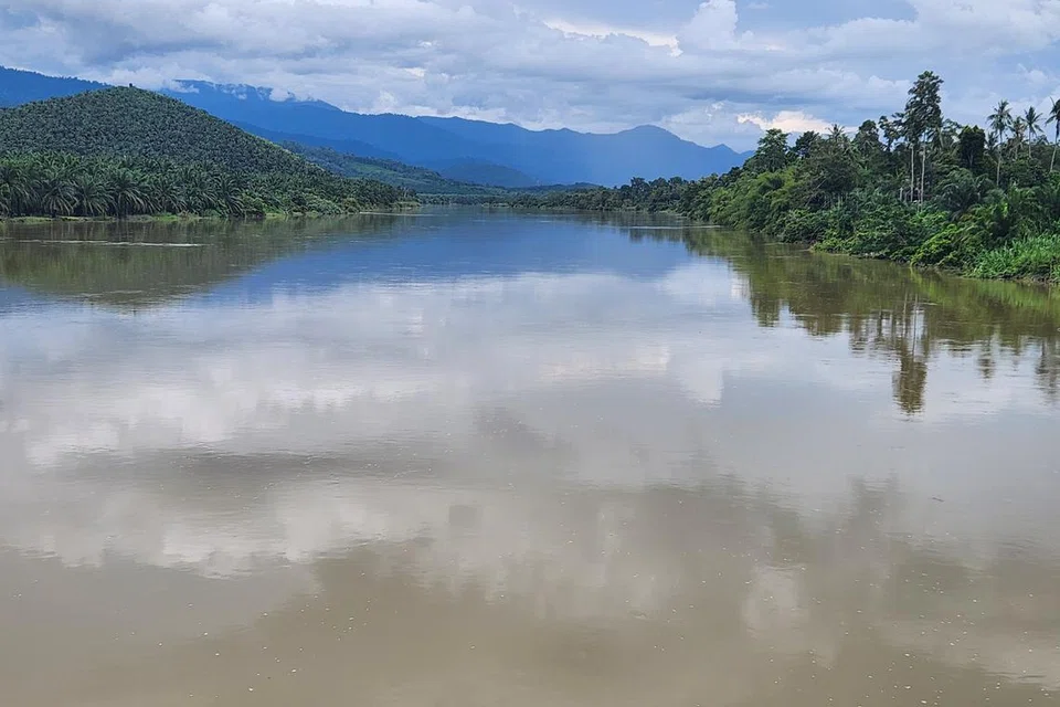 Pakar-pakar percaya 1.84 juta tahun lalu satu meteor (tahi bintang)  menghentam Bukit Bunuh (kiri) di Lenggong, Perak, dan haba serta tekanan daripada hentaman kuat itu mengakibatkan terbentuk suivet, iaitu batuan l gabungan batu bumi yang tidak cair dan bahan dari meteor itu. 