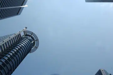 Gambaran seorang yang bangga dengan kejayaannya.