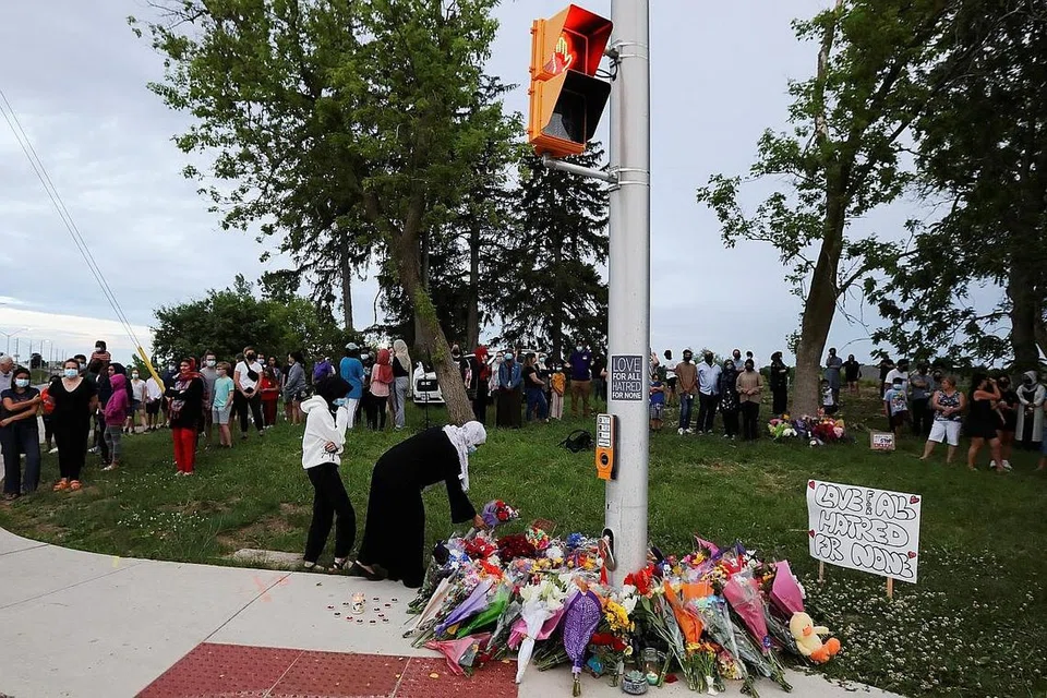 BERI PENGHORMATAN: Orang ramai berkumpul dan memberi penghormatan kepada mangsa di tempat berlakunya serangan langgar lari yang membunuh empat anggota sebuah keluarga di London, di Ontario, Canada, Ahad lalu. - Foto-foto REUTERS, AFP