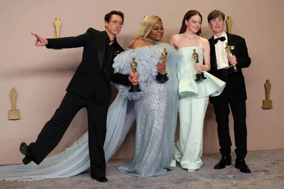 Rasa teruja menggenggam piala Oscar menyelubungi jiwa (dari kiri) Robert Downey Jr., DaVine Joy Randolph, Emma Stone dan Cillian Murphy. 