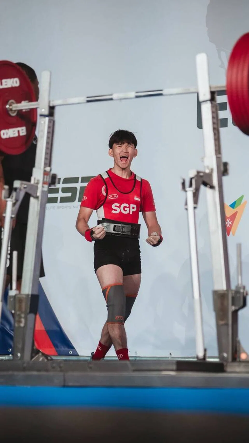 Encik Hazrul meraikan kejayaannya selepas mencatat rekod dunia baharu ‘deadlift’ seberat 273 kg dan meraih tempat kedua keseluruhan di Pertandingan IPF World Sub-Junior & Junior Powerlifting Championships 2026 di Sun City, Afrika Selatan, pada 21 Ogos.
