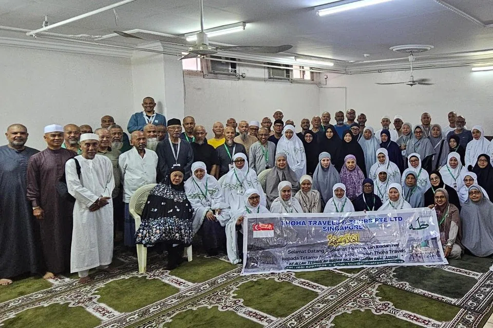 Rombongan haji Thoha Travels & Tours pada 2024. Gambar ini dirakamkan selepas jemaah melaksanakan ibadah haji. 