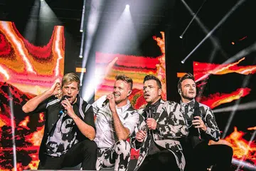 SEMANGAT SETIA KAWAN: Westlife yang terdiri daripada (dari kiri) Kian Egan, Nicky Byrne, Mark Feehily dan Shane Filan, menampakkan kematangan dari segi persembahan dan tidak mengecewakan ketika memberi sanjungan buat band ikonik Sweden, Abba. - Foto UNUSUAL ENTERTAINMENT