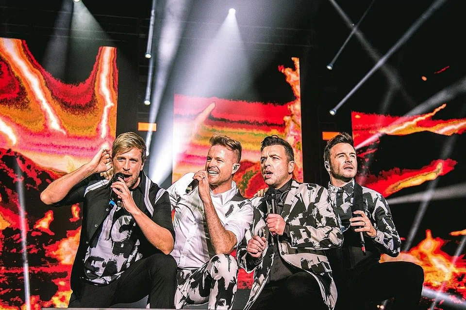 SEMANGAT SETIA KAWAN: Westlife yang terdiri daripada (dari kiri) Kian Egan, Nicky Byrne, Mark Feehily dan Shane Filan, menampakkan kematangan dari segi persembahan dan tidak mengecewakan ketika memberi sanjungan buat band ikonik Sweden, Abba. - Foto UNUSUAL ENTERTAINMENT