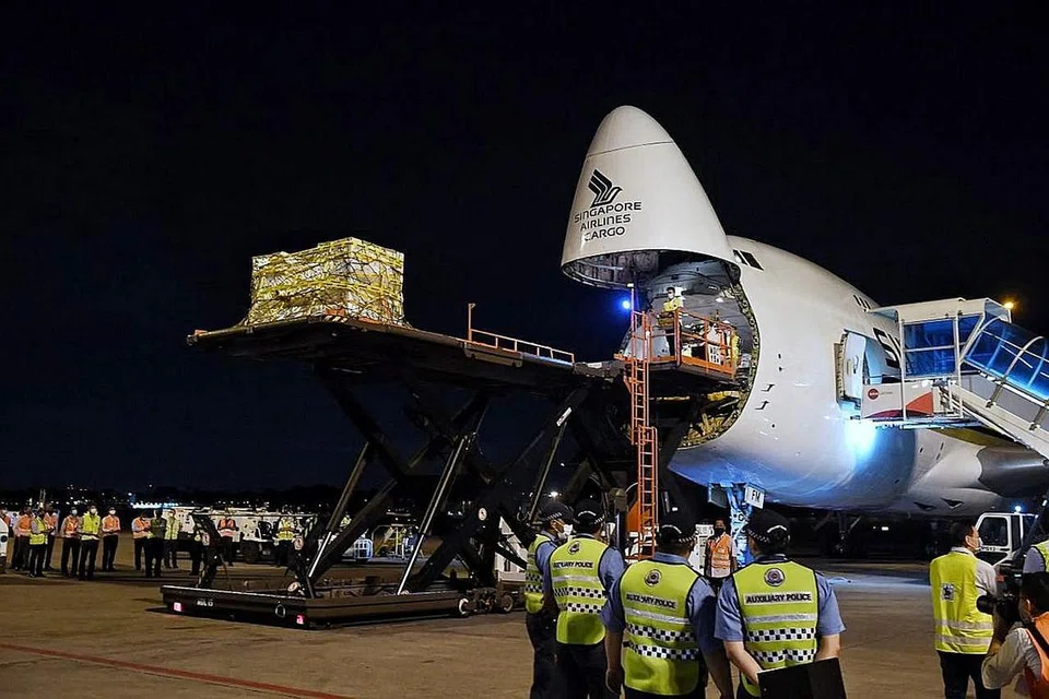VAKSIN SUDAH TIBA: Singapura menerima kumpulan vaksin Covid-19 Pfizer-BioNTech yang pertama malam tadi dari Brussels, Belgium, dibawa pesawat Singapore Airlines (SIA), SQ7979. - Foto BH oleh KUA CHEE SIONG