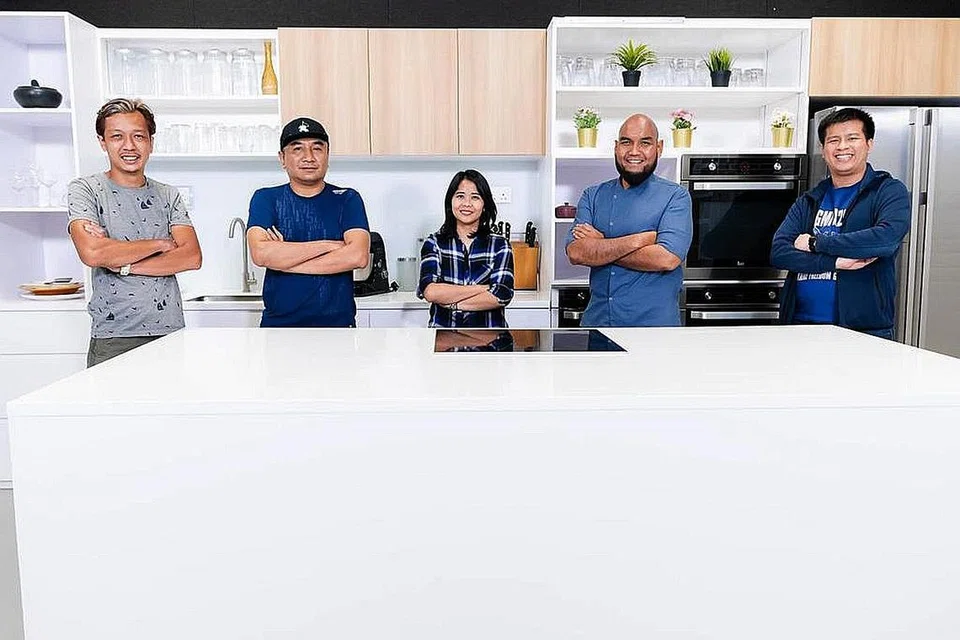 MAKAN 'HIPSTER': (Dari kiri) Juruvideo, Encik Muhammad Shahreen Tajri; pengarah, Encik Khairudin Samsudin; penerbit, Cik Ervina Mohd Jamil; hos, Cef Bob serta juruvideo, Encik Gregory Marc Loo merupakan antara kru bagi penerbitan segmen Makan Hipster edisi Ramadan The BM Show. - Foto BH oleh ERVINA MOHD JAMIL 