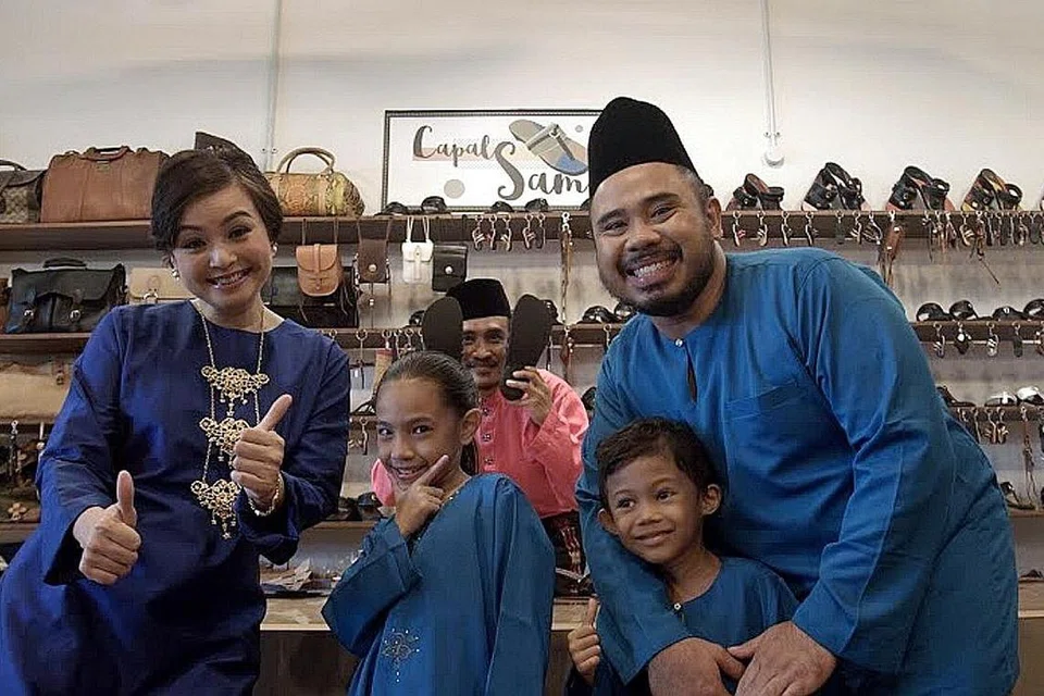 TERUJA DAPAT BERLAKON: Trisno (kanan) amat gembira diberi peluang berlakon dalam sebuah telemovie, Samsudin Tukang Kasut, yang turut dibintangi (dari kiri) Rilla Melati, Alfreda Qistina Puteri Haikel, Joe Lazarie (belakang) dan Ayden Farish Faisal. - Foto DUA M PTE LTD