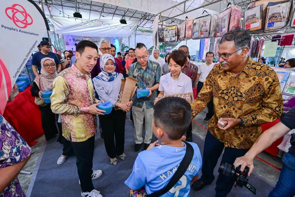 Anggota Parlimen (AP) GRC Yuhua, Cik Grace Fu (dua dari kanan), yang juga Menteri Kemampanan dan Sekitaran; bersama AP GRC Jurong (dari kiri), Encik Xie Yao Quan; Menteri Negara (Penerangan dan Pembangunan Digital merangkap Kesihatan), Cik Rahayu Mahzam; dan Dr Tan Wu Meng; serta AP Bukit Batok, Encik Murali Pillai, yang juga Menteri Negara (Undang-Undang merangkap Pengangkutan). Mereka menghadiri pelancaran Bazar Ramadan Jurong Central pada 1 Mac. 