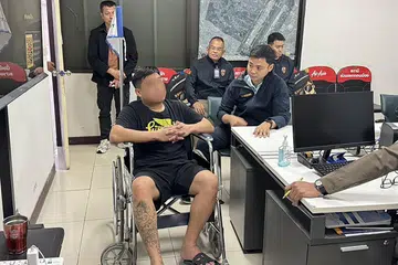 Suspek (kiri) dilaporkan mengaku bahawa dia membuat panggilan mengenai bom palsu itu kerana tertekan dengan masalah keluarga. 