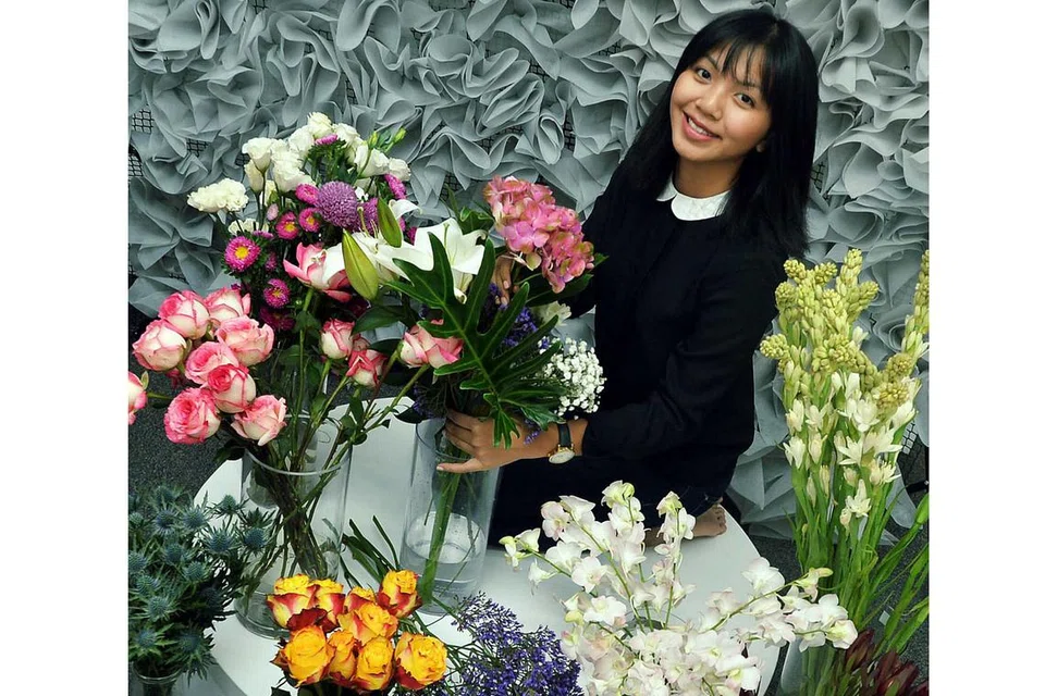 KELAINAN TAWARAN GOLONGAN KREATIF MUDA: Cik Shazwani Suhaimi (gambar atas) adalah antara usahawan muda yang membangunkan idea segar demi menjayakan pameran pengantin Quartz Begonia kendalian Vynella Weddings & Events, yang dimiliki Encik Muhammad Norazli Razali. - Foto-foto KHALID BABA/TUKIMAN WARJI