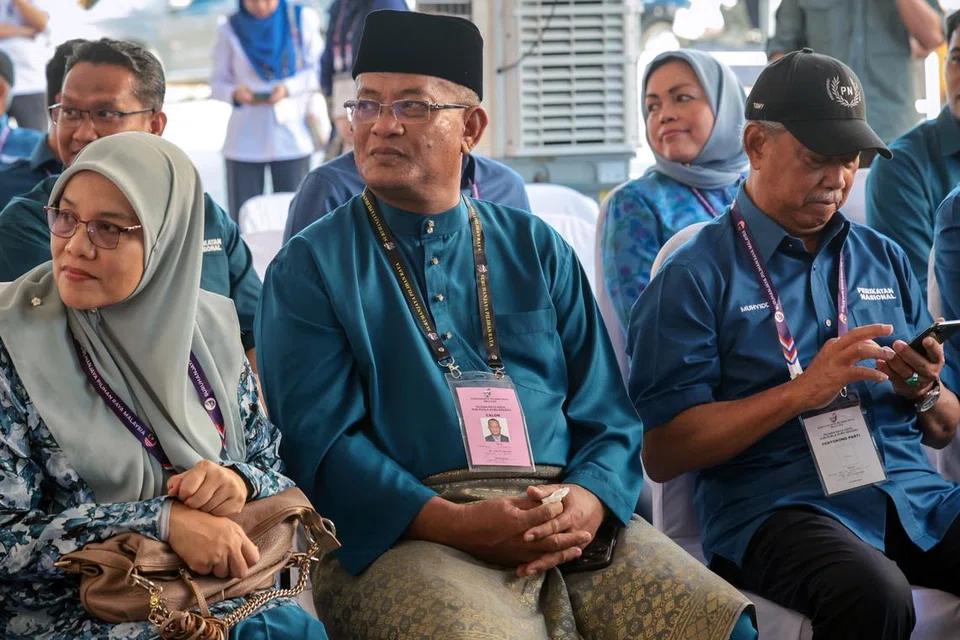 Calon Perikatan Nasional Pilihan Raya Kecil (PRK) Dewan Undangan Negeri (DUN) Kuala Kubu Bharu, Encik Khairul Azhari Saut (tengah), dijangka memberi saingan sengit kepada Pakatan Harapan untuk menangi kerusi DUN di situ.