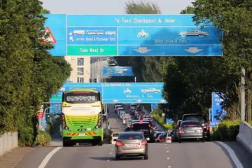 KURANGKAN TRAFIK: Biasanya kenderaan pelbagai guna (MPV) yang besar membawa lebih ramai penumpang berbanding kereta lain. Oleh itu, ia memerlukan lebih banyak masa untuk pemeriksaan imigresen.   Langkah melencongkan MPV lebih besar ke lorong bas dapat mengurangkan jumlah trafik di zon kereta.