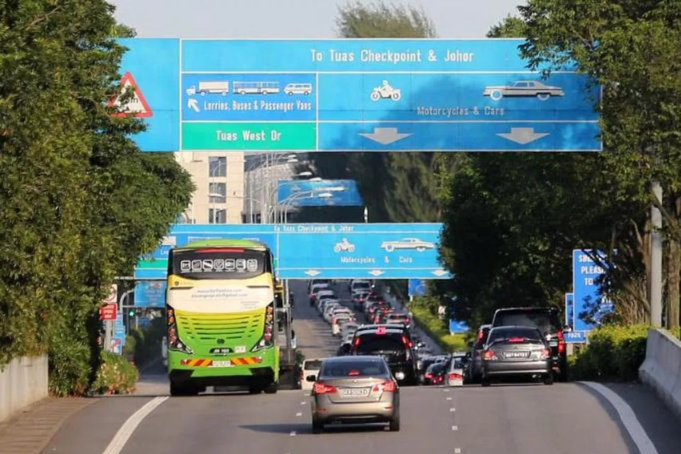 KURANGKAN TRAFIK: Biasanya kenderaan pelbagai guna (MPV) yang besar membawa lebih ramai penumpang berbanding kereta lain. Oleh itu, ia memerlukan lebih banyak masa untuk pemeriksaan imigresen.   Langkah melencongkan MPV lebih besar ke lorong bas dapat mengurangkan jumlah trafik di zon kereta.