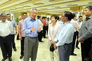 BERKONGSI PANDANGAN: Encik Lee dan Menteri Kebudayaan, Masyarakat dan Belia, Cik Grace Fu, beramah mesra dengan pemimpin masyarakat dan agama yang menyertai satu dialog tertutup di ITE Kolej Central semalam. - Foto KHALID BABA