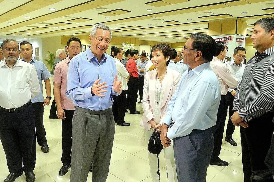 BERKONGSI PANDANGAN: Encik Lee dan Menteri Kebudayaan, Masyarakat dan Belia, Cik Grace Fu, beramah mesra dengan pemimpin masyarakat dan agama yang menyertai satu dialog tertutup di ITE Kolej Central semalam. - Foto KHALID BABA