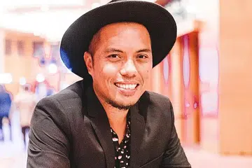 SENTIASA USAHAKAN IDEA BARU: Bagi kekal relevan dalam industri seni yang mencabar, penyanyi dan penggubah lagu Singapura, Jamiel Said, teroka pula lagu dwibahasa, Ku Mahu-Zaihu, yang terpilih ke peringkat akhir peraduan mencipta lagu pop Mandarin peringkat nasional, akhir bulan ini. - Foto BH oleh KHIDHIR ASYRAF MAHBOB