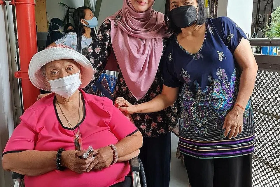 IKHLAS MEMBERI: Cik Norhasyimah (tengah) bersama mereka yang datang mengambil barangan di Infaq Corner. - Foto ihsan NORHASYIMAH AWALUDIN