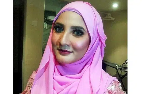 RINDU PEMINAT: Pelakon dan penyanyi Azza Elite sedia menyanyikan lagu-lagu daripada kumpulan Elite apabila beliau berada di satu acara di Yishun Safra pada 23 April ini. - Foto ihsan AZZA ELITE