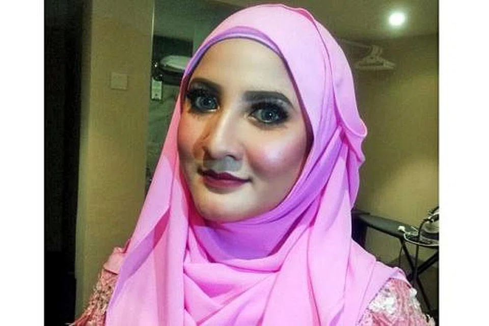 RINDU PEMINAT: Pelakon dan penyanyi Azza Elite sedia menyanyikan lagu-lagu daripada kumpulan Elite apabila beliau berada di satu acara di Yishun Safra pada 23 April ini. - Foto ihsan AZZA ELITE