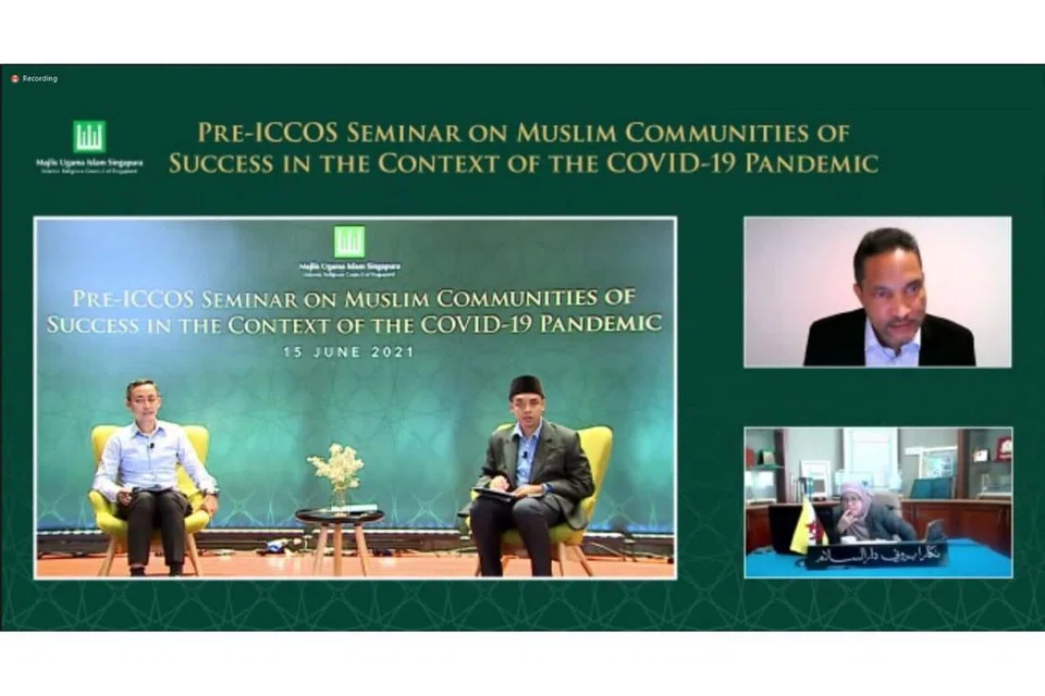 BINCANG ISU RELEVAN: Antara panelis yang turut serta dalam perbincangan seminar sebelum ICCOS itu terdiri daripada (dua dari kiri) Anggota Jawatankuasa Fatwa, Ustaz Dr Mohammad Rizhan Leman; Profesor Pengajian Arab dan Islam Sultan of Oman di Universiti Melbourne, Profesor Abdullah Saeed (kanan, atas) dan Pemangku Timbalan Pengarah Jabatan Syariah di Kementerian Ehwal Agama Brunei Darussalam, Dr Dayang Noryati Haji Ibrahim. Moderator panel tersebut adalah Felo Penyelidik Pejabat Mufti, Ustaz Alfian Yasrif Kuchit. - Foto TANGKAP LAYAR ZOOM MUIS