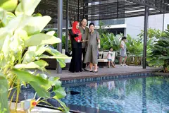TARIKAN EC: Encik Zulammar dan Cik Ong Eyak Pei ingin tinggal di EC untuk membina keluarga dan kemudahan ala kondominium, seperti kolam renang, memikat mereka. Mereka bersama ejen hartanah Nona Kirana. - Foto M.O. SALLEH