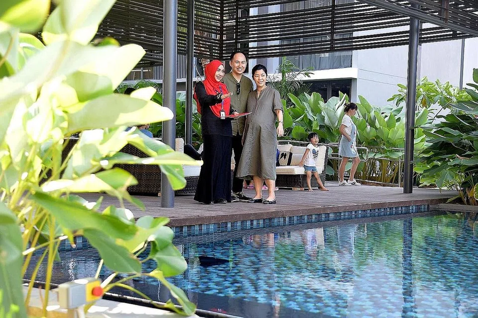 TARIKAN EC: Encik Zulammar dan Cik Ong Eyak Pei ingin tinggal di EC untuk membina keluarga dan kemudahan ala kondominium, seperti kolam renang, memikat mereka. Mereka bersama ejen hartanah Nona Kirana. - Foto M.O. SALLEH