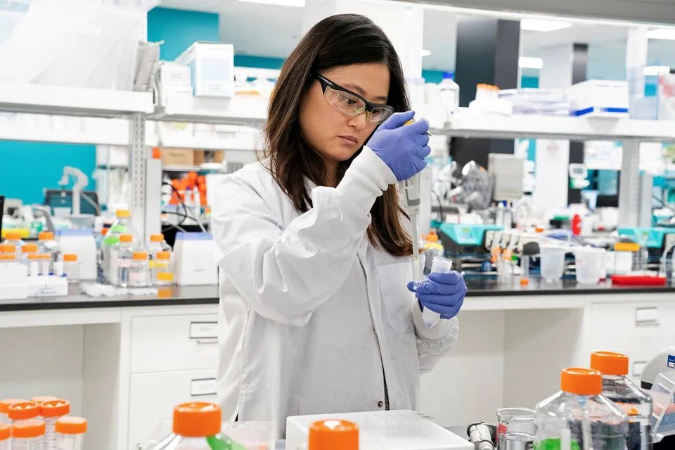 CARI PENAWAR: Penolong penyelidik Arcturus Therapeutics, Cik Marion Hong, dilihat sedang membuat kajian bagi satu vaksin di sebuah makmal di San Diego pada Mac 2020. FOTO: REUTERS.