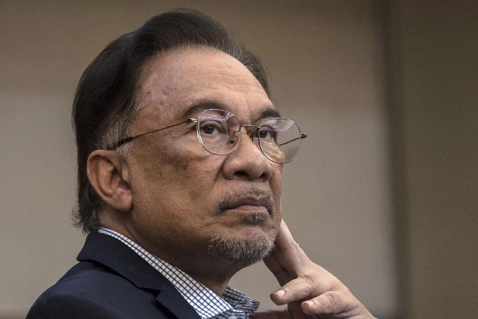 Datuk Anwar Ibrahim menemui beberapa pemimpin parti gabungan setelah mengakui bahawa beliau dikhianati. Foto EPA-EFE 