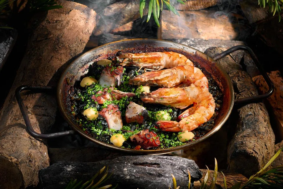 Squid Ink Seafood Paella ($48), adalah nasi bakar yang rangup dihidangkan dengan udang panggang dan sotong.