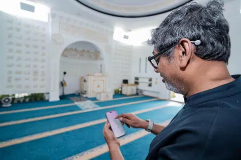 Pengurus Masjid Abdul Aleem Siddique, Ustaz K H Abdul Malike Maiden, mengawal sistem penyaman udara bijak di ruang solat utama masjid menggunakan telefon pintar. Sistem bijak itu membolehkan pemantauan dan penyesuaian penggunaan tenaga secara lebih cekap. Menurut beliau, sistem tersebut telah membantu masjid menjimatkan penggunaan tenaga sekitar 25 peratus sejak diperkenalkan pada Disember 2022.