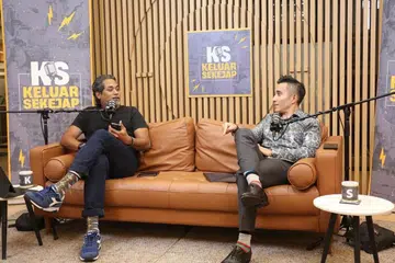 PANDANGAN KRITIS: Encik Khairy Jamaluddin (kiri) dan Encik Shahril Hamdan membicarakan isu pembebasan Timbalan Perdana Menteri Malaysia, Datuk Seri Ahmad Zahid Hamidi, daripada pertuduhan jenayah dalam Podcast Keluar Sekejap. 