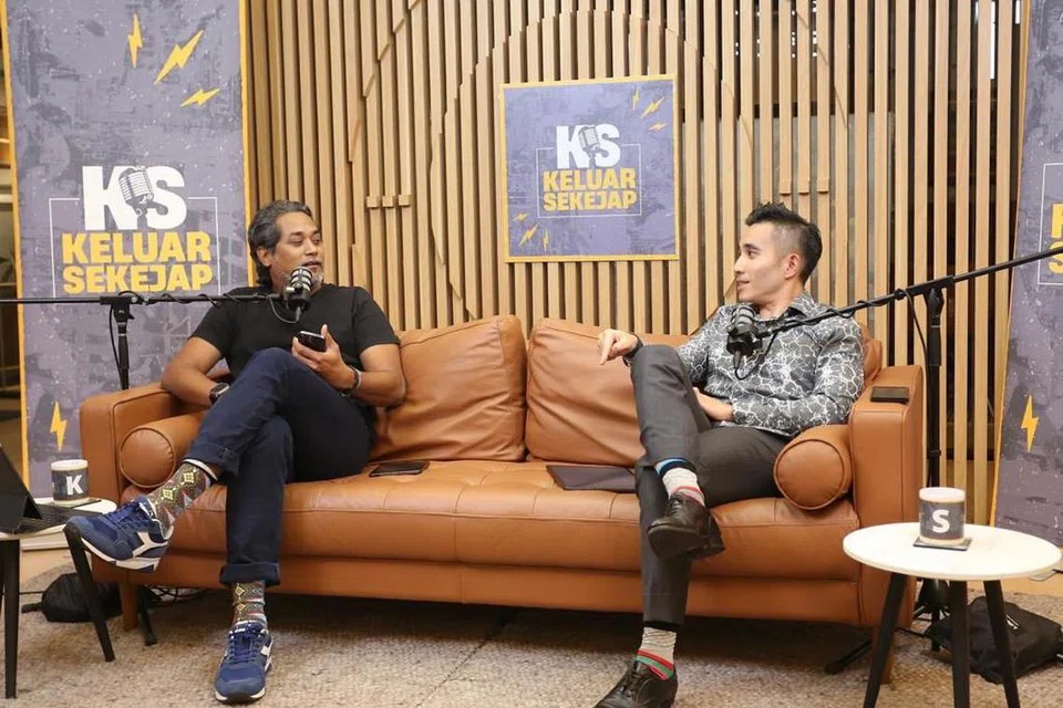 PANDANGAN KRITIS: Encik Khairy Jamaluddin (kiri) dan Encik Shahril Hamdan membicarakan isu pembebasan Timbalan Perdana Menteri Malaysia, Datuk Seri Ahmad Zahid Hamidi, daripada pertuduhan jenayah dalam Podcast Keluar Sekejap. 