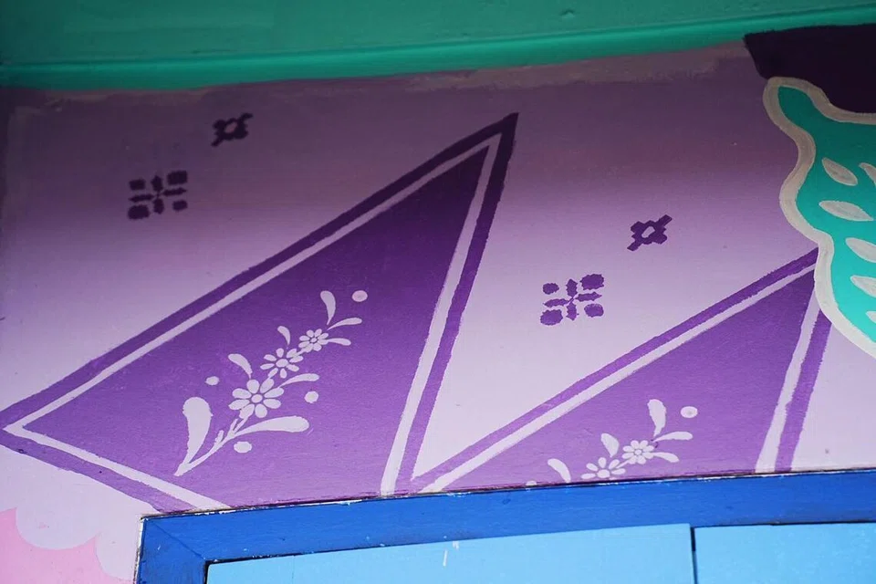 Antara jenis batik yang diterapkan dalam seni mural itu termasuk batik Tumpal yang menampilkan deretan segi tiga berasal dari Jawa dan Sumatera. 