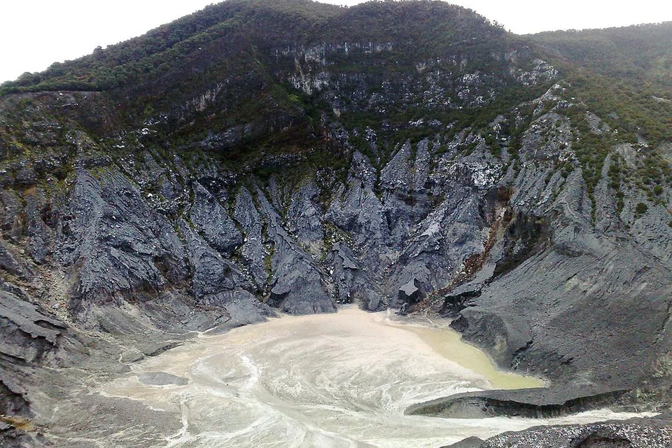 KAWAH TANGKUBAN PERAHU: Terbentuk, mengikut legenda Sangkuriang, tentang anak yang jatuh cinta dengan ibunya. - Foto JOHARI SELAMAT