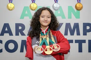 Moza Alyka Baihakki membawa pulang empat pingat, termasuk dua pingat emas dari kolam renang di Sukan Para Belia Asia 2025 di Dubai.