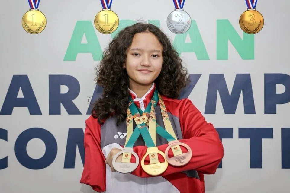 Moza Alyka Baihakki membawa pulang empat pingat, termasuk dua pingat emas dari kolam renang di Sukan Para Belia Asia 2025 di Dubai.