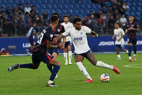 Penyerang import baru Lion City Sailors, Anderson Lopes (kanan), makin serasi bermain bersama rakan sepasukan, mempamerkan kemampuan fizikal dan kepintaran taktikal.