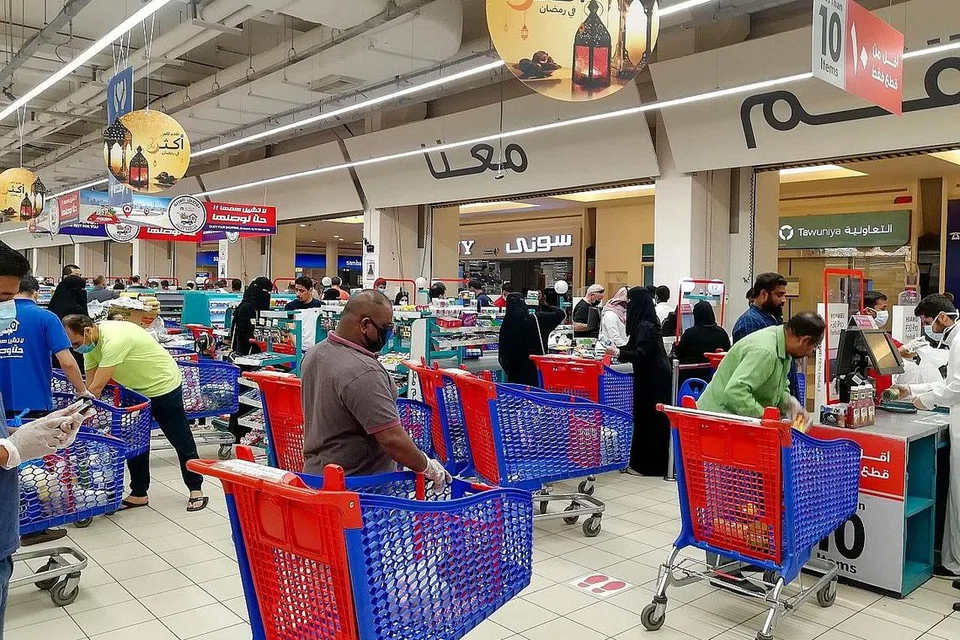 DAPATKAN KEPERLUAN: Pelanggan beratur di sebuah pasar raya di Kahirah, ibu kota Mesir. - Foto AFP