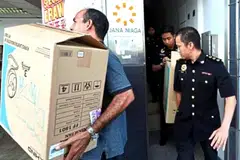 JALANKAN SIASATAN: Pegawai MACC dengan bahan siasatan dari pejabat Jana Niaga di Desa Pandan, Selangor. Firma itu bertanggungjawab menjalankan kerja penyelenggaraan di tempat penginapan pelajar Universiti Selangor (Unisel) di kampus utamanya di Bestari Jaya. - Foto THE STAR/ASIA NEWS NETWORK