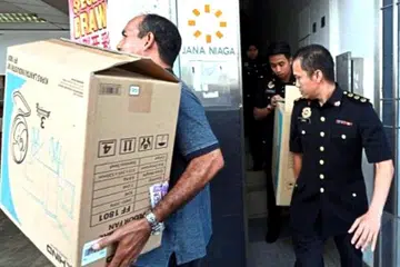 JALANKAN SIASATAN: Pegawai MACC dengan bahan siasatan dari pejabat Jana Niaga di Desa Pandan, Selangor. Firma itu bertanggungjawab menjalankan kerja penyelenggaraan di tempat penginapan pelajar Universiti Selangor (Unisel) di kampus utamanya di Bestari Jaya. - Foto THE STAR/ASIA NEWS NETWORK