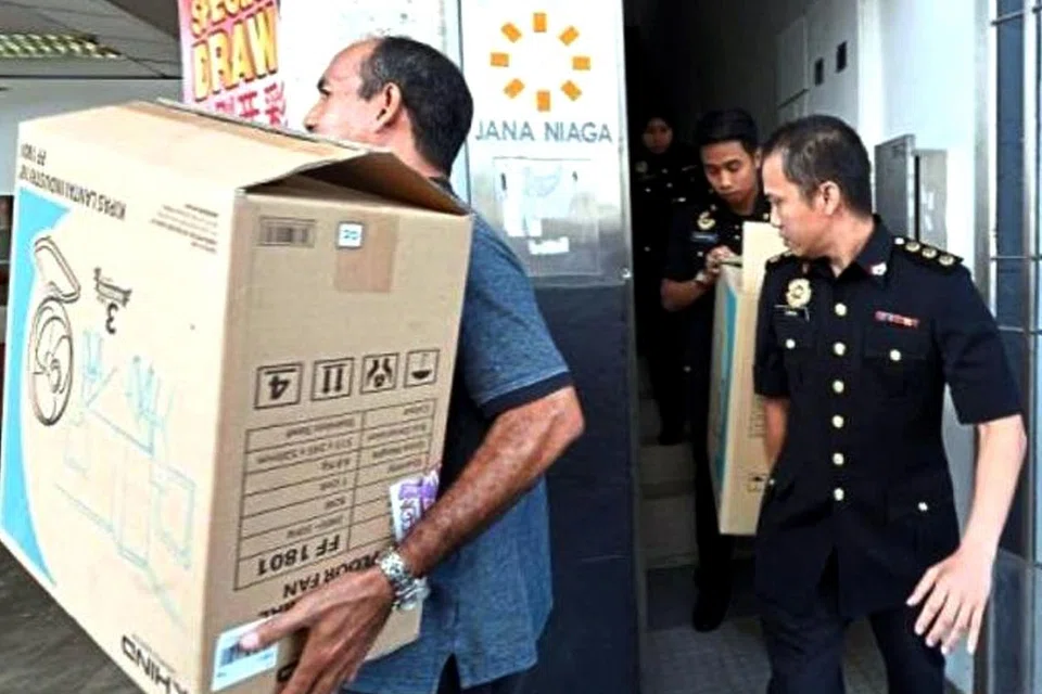 JALANKAN SIASATAN: Pegawai MACC dengan bahan siasatan dari pejabat Jana Niaga di Desa Pandan, Selangor. Firma itu bertanggungjawab menjalankan kerja penyelenggaraan di tempat penginapan pelajar Universiti Selangor (Unisel) di kampus utamanya di Bestari Jaya. - Foto THE STAR/ASIA NEWS NETWORK