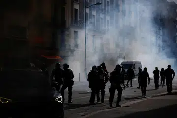 Anggota polis Perancis meredah gas pemedih mata ketika pertempuran tercetus dalam bantahan pelajar sekolah menengah berhampiran Lycee Berthelot di Aubervilliers, dekat Paris, pada 2 Oktober 2026. Pelajar mengadakan bantahan di seluruh negara bagi menuntut lebih ramai guru ganti, tambahan sumber dan keadaan pembelajaran lebih baik, dengan lebih 400 sekolah ditutup selepas protes berlarutan beberapa hari.
